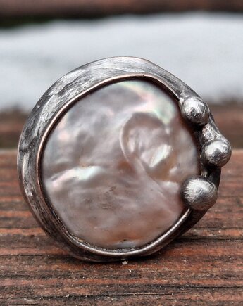 Perła po prostu - pierścionek regulowany, po drugiej stronie lustra