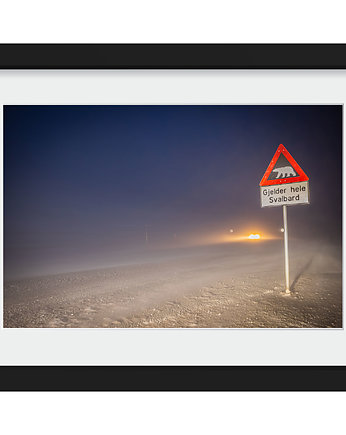 Znak ostrzegawczy przy drodze na Svalbardzie w ramie, OSOBY - Prezent dla dziadka