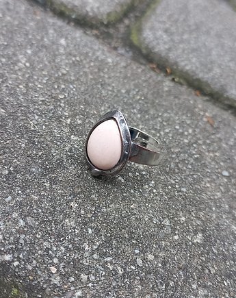 Opal w różu - pierścionek regulowany, po drugiej stronie lustra