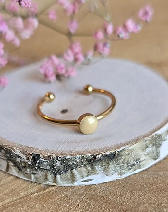 Pierścionek złoty mleczne oczko zielony minimalistyczny żywica brokatowy, zkwiatem