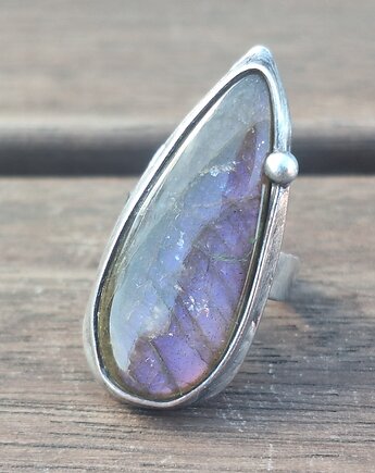 W fiolecie - pierścionek regulowany, po drugiej stronie lustra