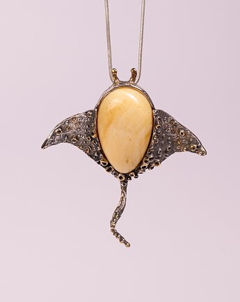 Wisiorek srebrny płaszczka z bursztynem bałtyckim, Amber by Baco