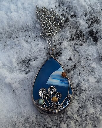 Grzybki - wisiorek, po drugiej stronie lustra