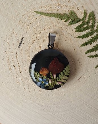 Leśny wisiorek z grzybkami 23 mm, mikronatura