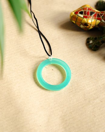 Turkusowy okrągły wisiorek świecący w ciemności i UV handmade 2,9 cm, Akrylove art