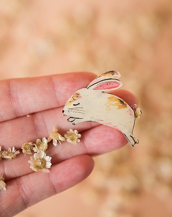 Przypinka z małym  zajączkiem Kasią, Pintura