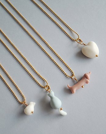 Porcelanowa mini figurka na złotym łańcuszku, Tutku