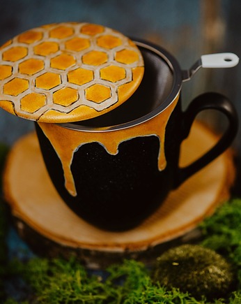 Kubek plaster miodu do herbaty z  pokrywką i sitkiem, Pracownia Szafran