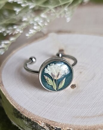 Pierścionek z zielonym oczkiem i kwiatem gipsówki srebrny, zkwiatem