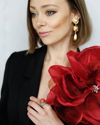 Czerwona broszka kwiat, Celina Parysów