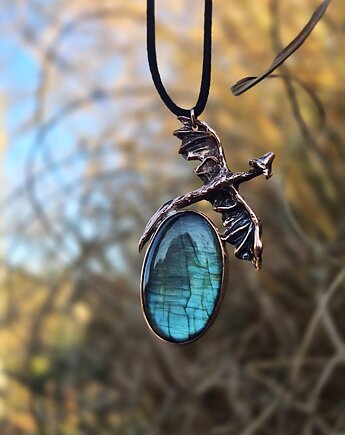 Naszyjnik z labradorytem i smokiem, Dziki Królik