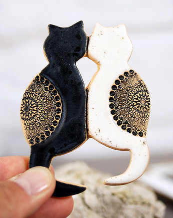 Czarny kot i biały kot - magnes na szczęście, 10FingersArt