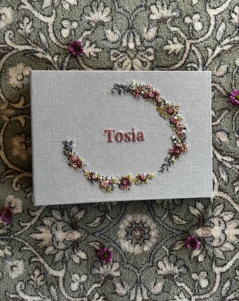 Album na zdjęcia 'Haftowany wianek' z napisem, Bookbinding by Susan