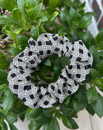Jedwabna gumka scrunchie z upcyclingu, Lush from trash