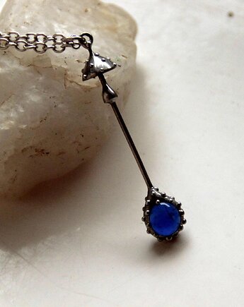 Mały wisiorek z muchomorem z niebieskim szkłem dla miłośnika natury, Yadovito