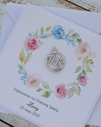 Białe eleganckie zaproszenia komunijne z personalizacją, sorte