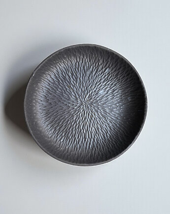 Talerz dekoracyjny czarny, ręcznie rzeźbiony, styl japandi,, umi ceramika
