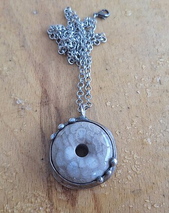 Koral - wisiorek, po drugiej stronie lustra