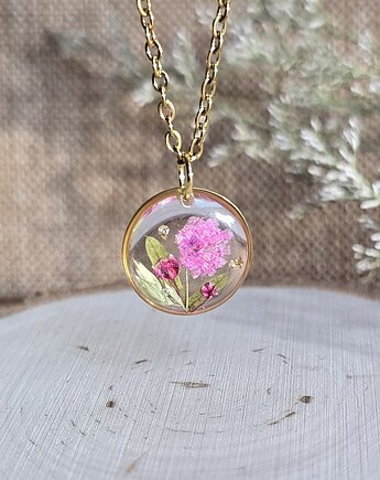 Łąka kwiatowa różowa zawieszka złoty wisiorek kwiaty żywica, zkwiatem