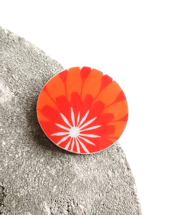 Broszka z pomarańczowym kwiatem, biżuteria z talerzy