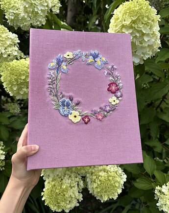 Album na zdjęcia 'Haftowany wiosenny wianek' z napisem, Bookbinding by Susan