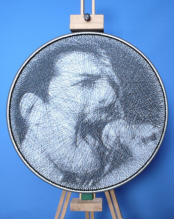 Freddie Mercury Queen - Fotorealistyczny unikalny Obraz z Nici String Art 60cm, Błażej co ty pleciesz