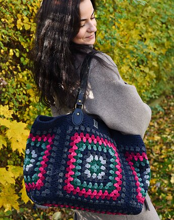 Duża torebka na szydełku granny square, Zasznurowane