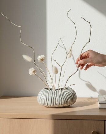 Ręcznie wykonany wazon w stylu japandi, biały z rzeźbiony obiekt ikebana, umi ceramika