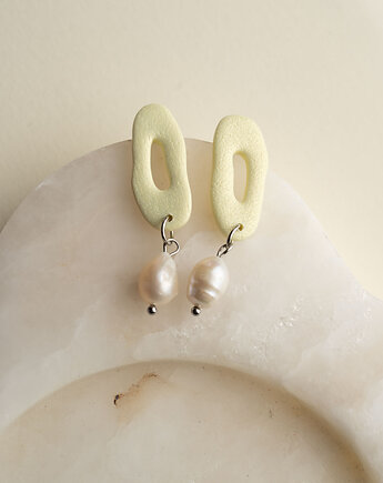 Wiszące kolczyki z perłą, Dwie Gliny