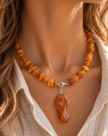 Naszyjnik bursztynowy typu choker z zawieszką bursztynową, AmberMal