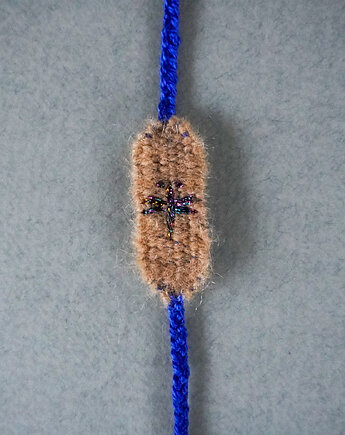 Bransoletka wiązana z nici z ręcznym haftem - ważka, Słońcem Tkane