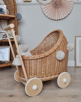 Wiklinowy wózek dla lalek PCHACZ naturalny z pościelą i pomponami, OSOBY - Prezent dla noworodka