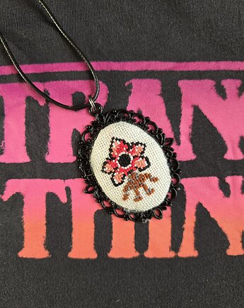 Wisiorek ręcznie wyszywany Demogorgon, Katarzyna Małecka pmd