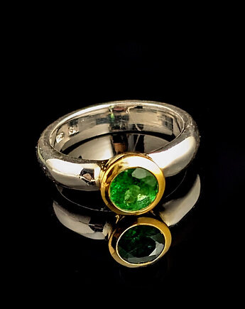 Pierścionek szlachetny tsavoryt w zlotym blasku, Pracownia Neores