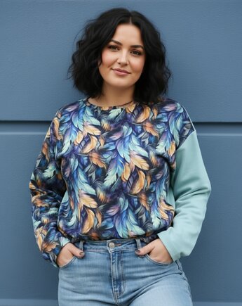 Nietypowa bluza bawełniana - Kolorowe Pióra, mniej więcej