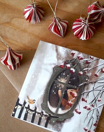 Miś w oknie świątecznym - kartka na Boże Narodzenie  Hi Little, HI LITTLE