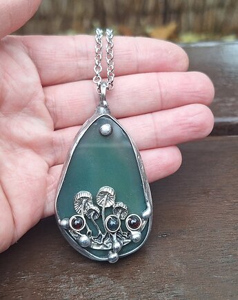 Grzybki - wisiorek, po drugiej stronie lustra