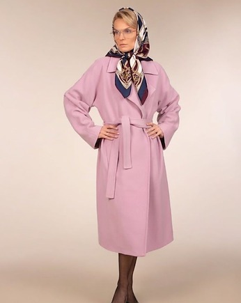 Różowy płaszcz z kaszmiru, Ola Melcer