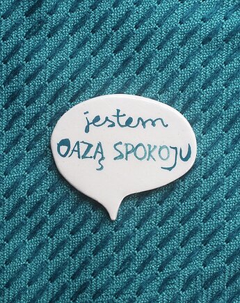 Broszka ceramiczna z napisem JESTEM OAZĄ SPOKOJU, m2k studio