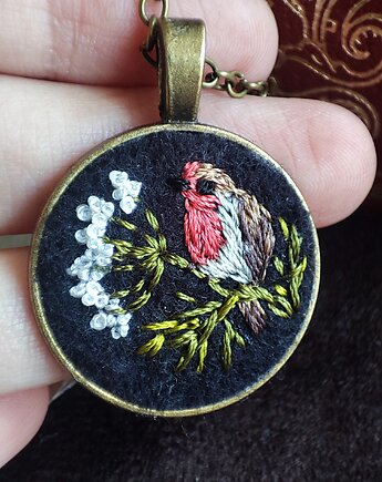 Haftowana zawieszka z rudzikiem, Czarownicze Hafty