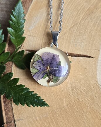 Srebrny wisiorek z kwiatem fioletowym, zkwiatem