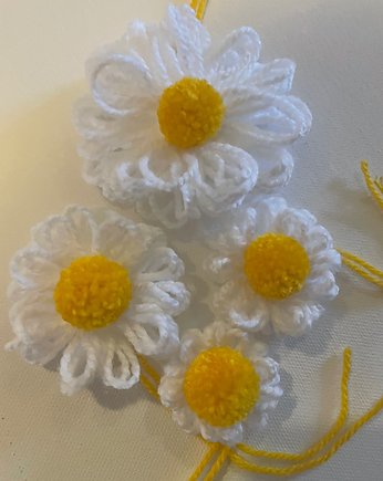 Kwiatek z włoczki z pomponem 4 cm, Lovekulkowe