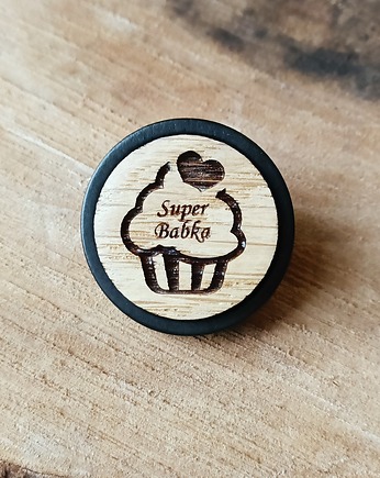 Broszka drewniana grawerowana SUPER BABKA, EkoCraft