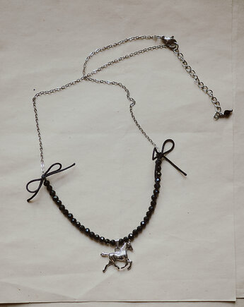 Cremello Black, naszyjnik z koniem, onyks, Okruszek Biżuteria