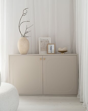 Nowoczesna komoda RILEN w kolorze kaszmiru  Zaokrąglone frezy i złote uchwyty, Papierówka Simple form of furniture