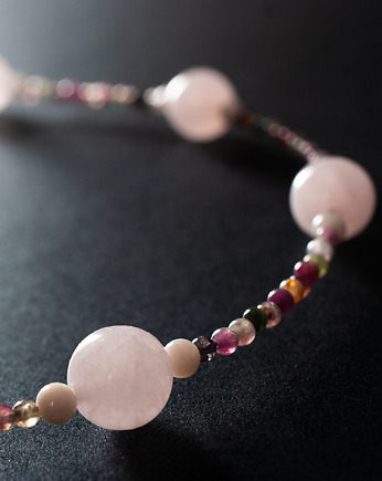 Pastelowy naszyjnik z kwarcem różowym, turmalinem i masą perłową. [PN17], Anillito