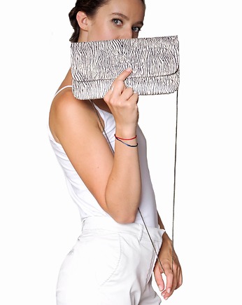 Kopertówka ze skóry naturalnej z wzorem zebry  - z bordową podszewką, Grażyna Łoboda