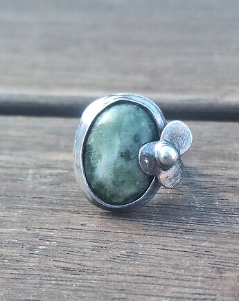 Jaspis z kwiatem - pierścionek regulowany, po drugiej stronie lustra