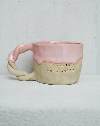 Kubek z brzydkim napisem POJEBIE MNIE ZARAZ 370 ml różowy, rel ceramic