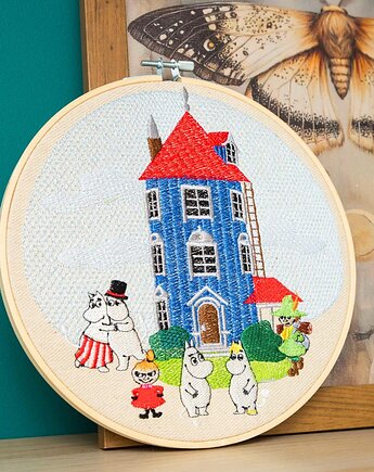 Dolina Muminków na tle nieba, haft w tamborku 20 cm, Plasun